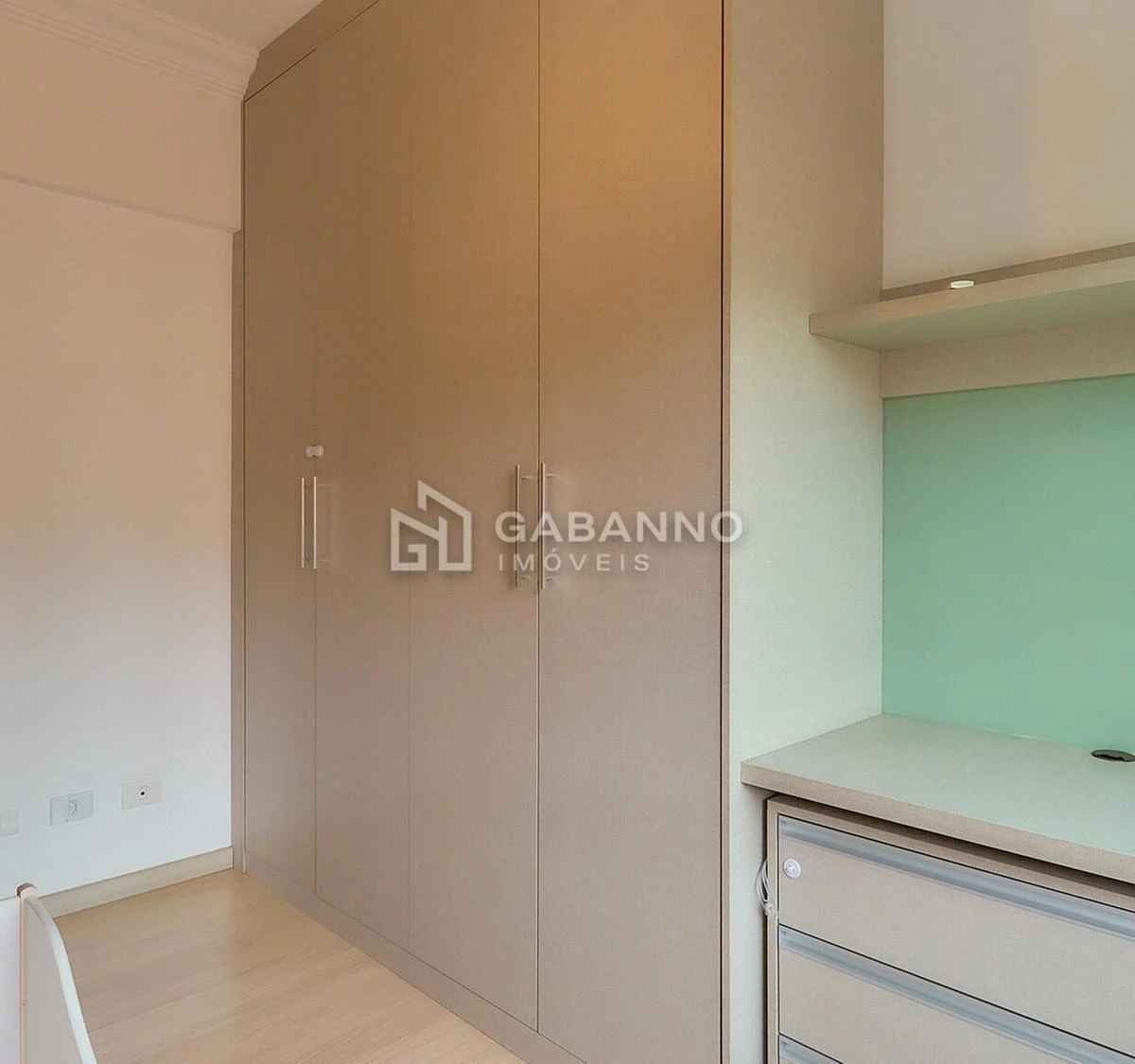 Furnished apartment, 69 m², with a glass-enclosed balcony — photo 5