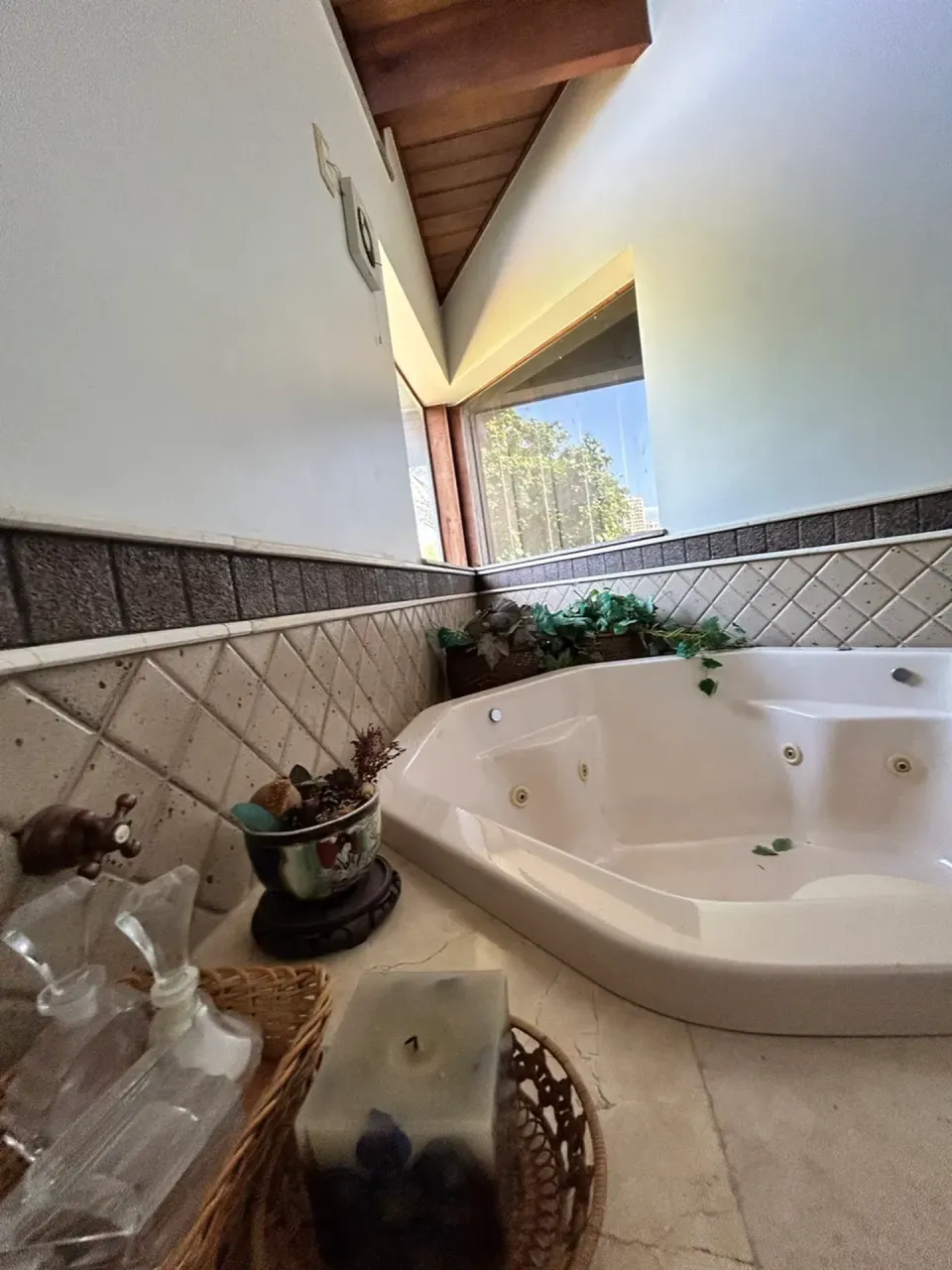 House with 4 bedrooms and 5 bathrooms plus shared pool area — photo 7