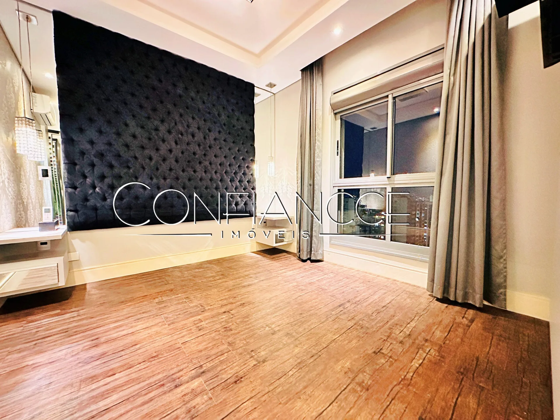 Glass-enclosed balcony in a 3-bedroom apartment, 134 m² — photo 23