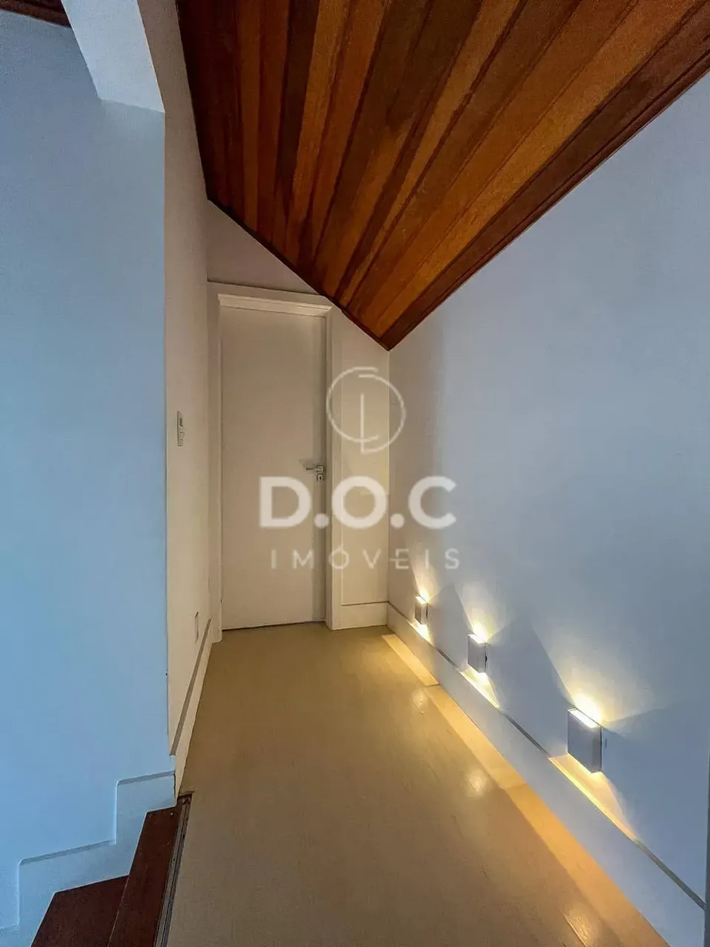 Floor-to-ceiling windows in a 5-bedroom house, 300 m² — photo 58