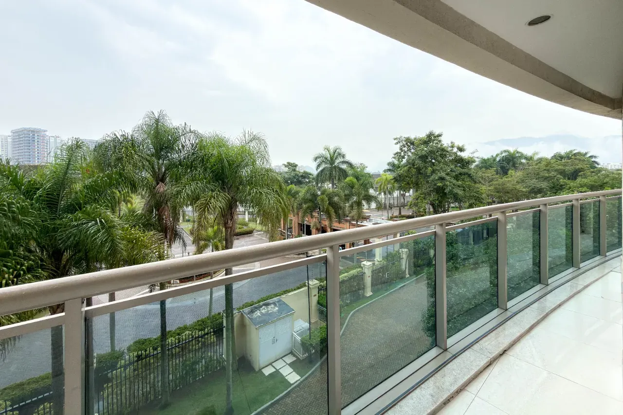 Furnished apartment with 4 bedrooms and 5 bathrooms — photo 22