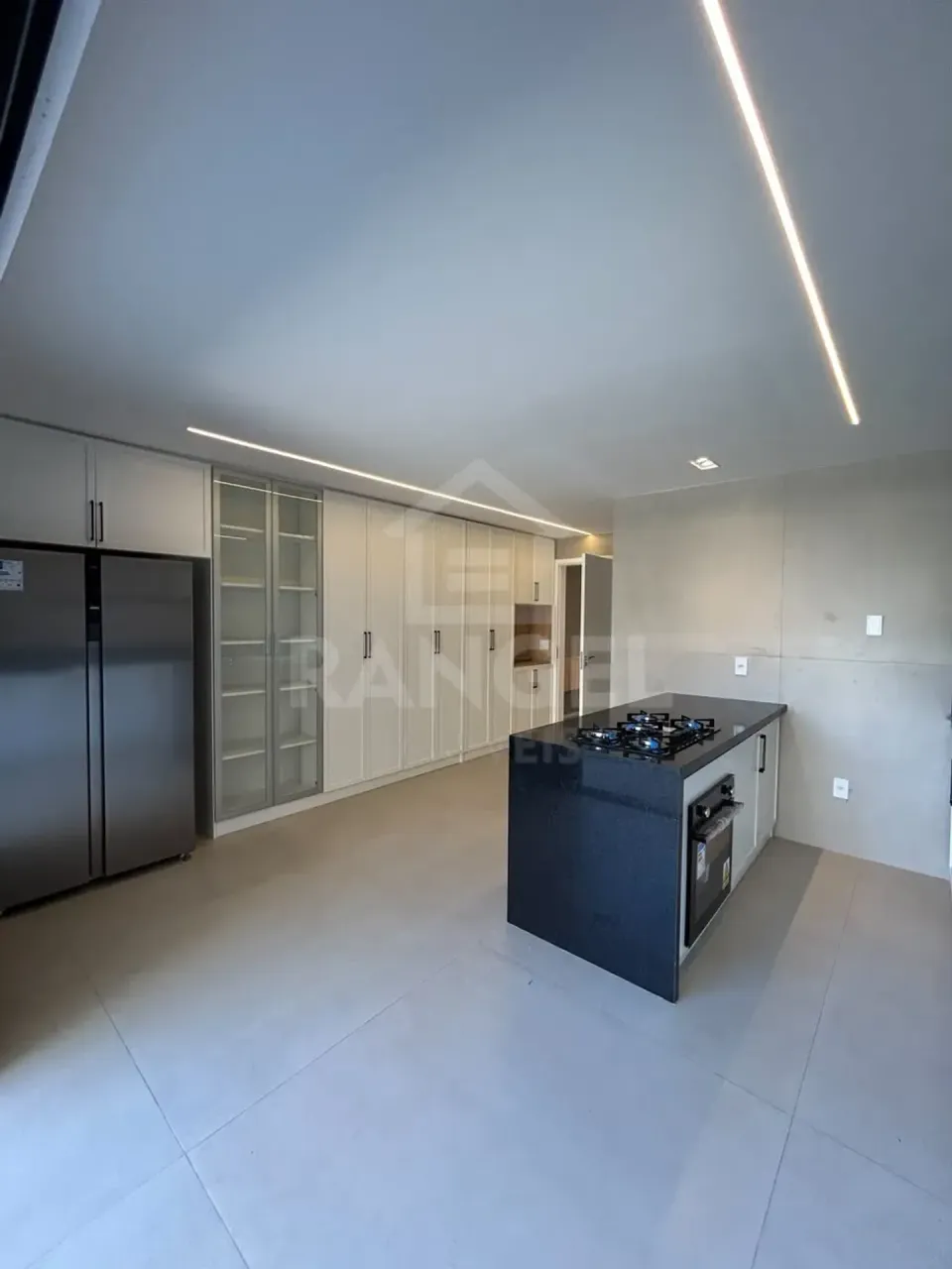 House with 3 bedrooms, 5 bathrooms, and 2 parking spaces — photo 8