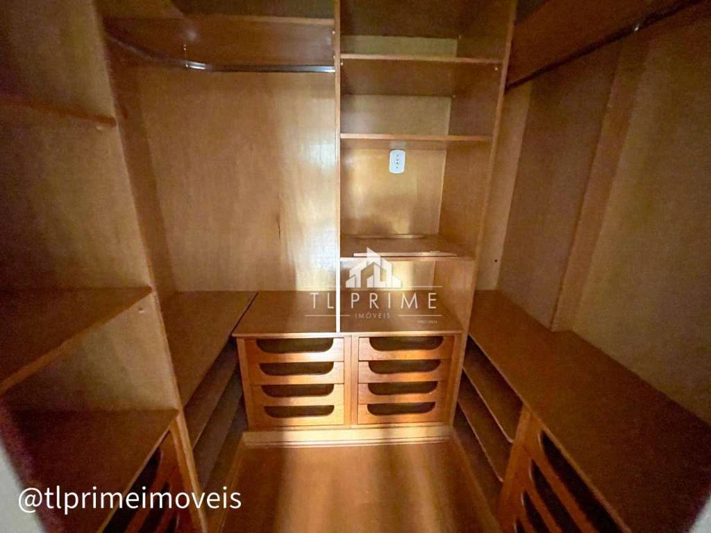 House in a gated community with 4 bedrooms and 600 m² — photo 9