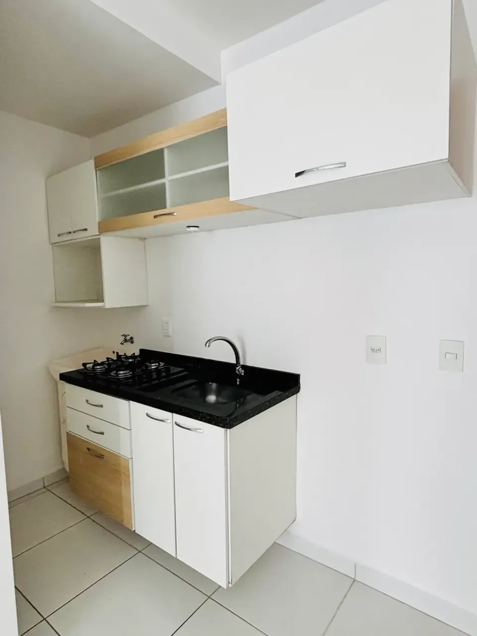 Unfurnished 1-bedroom apartment with balcony, no parking — photo 2