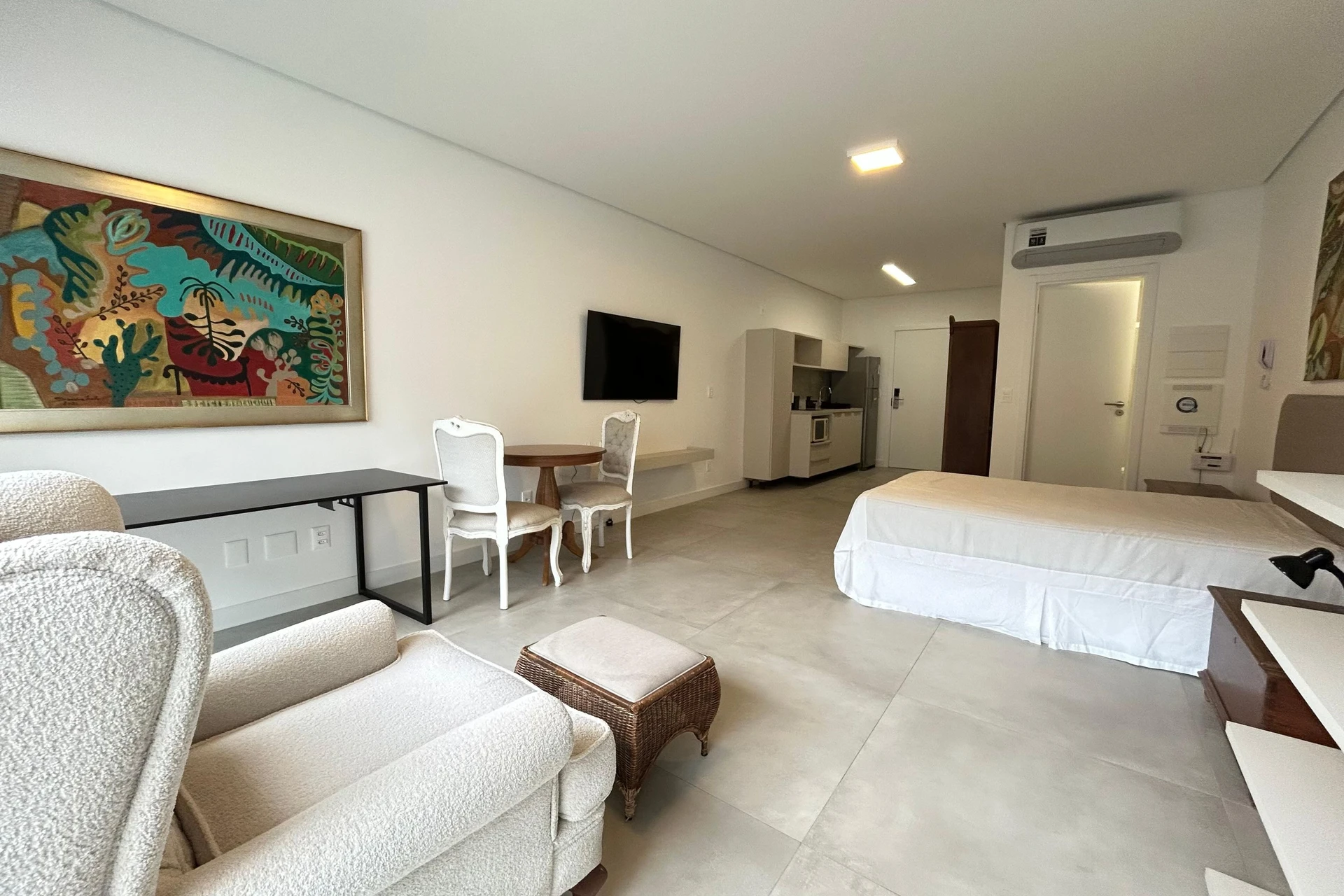 Furnished apartment, 42 m², with a glass-enclosed balcony