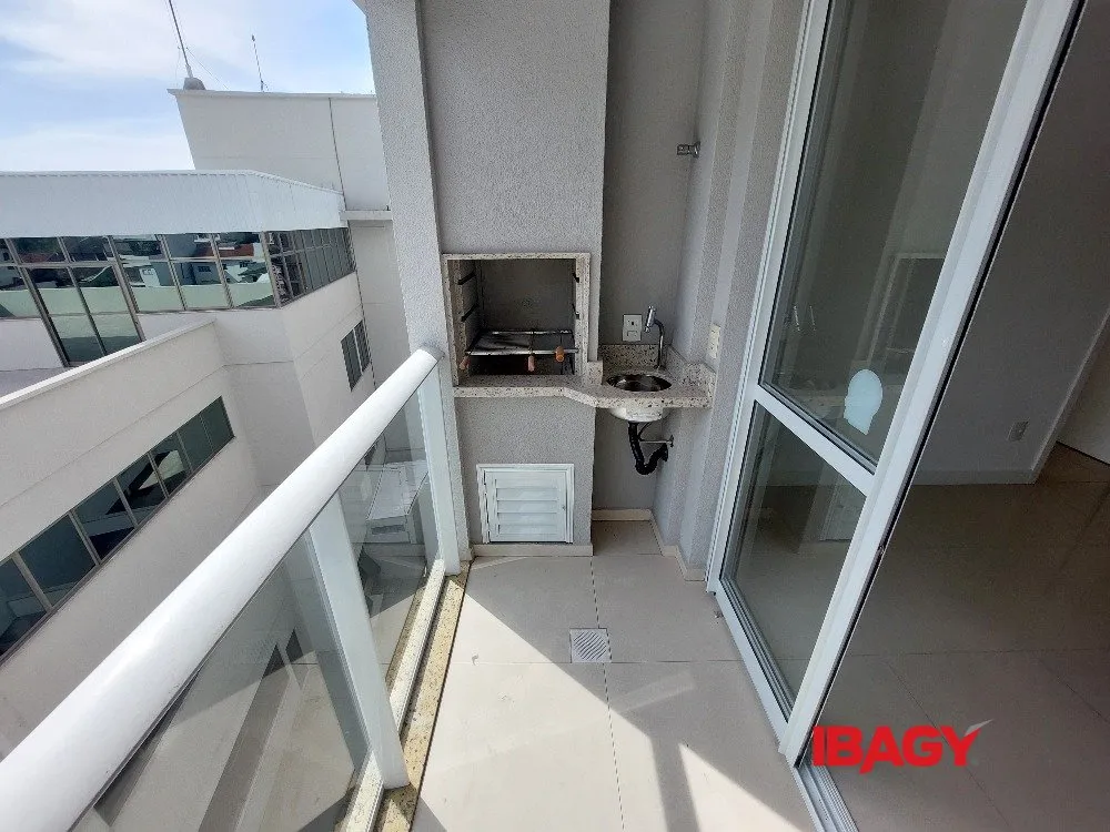Balcony with a grill in a one-bedroom apartment, 39 m² — photo 11