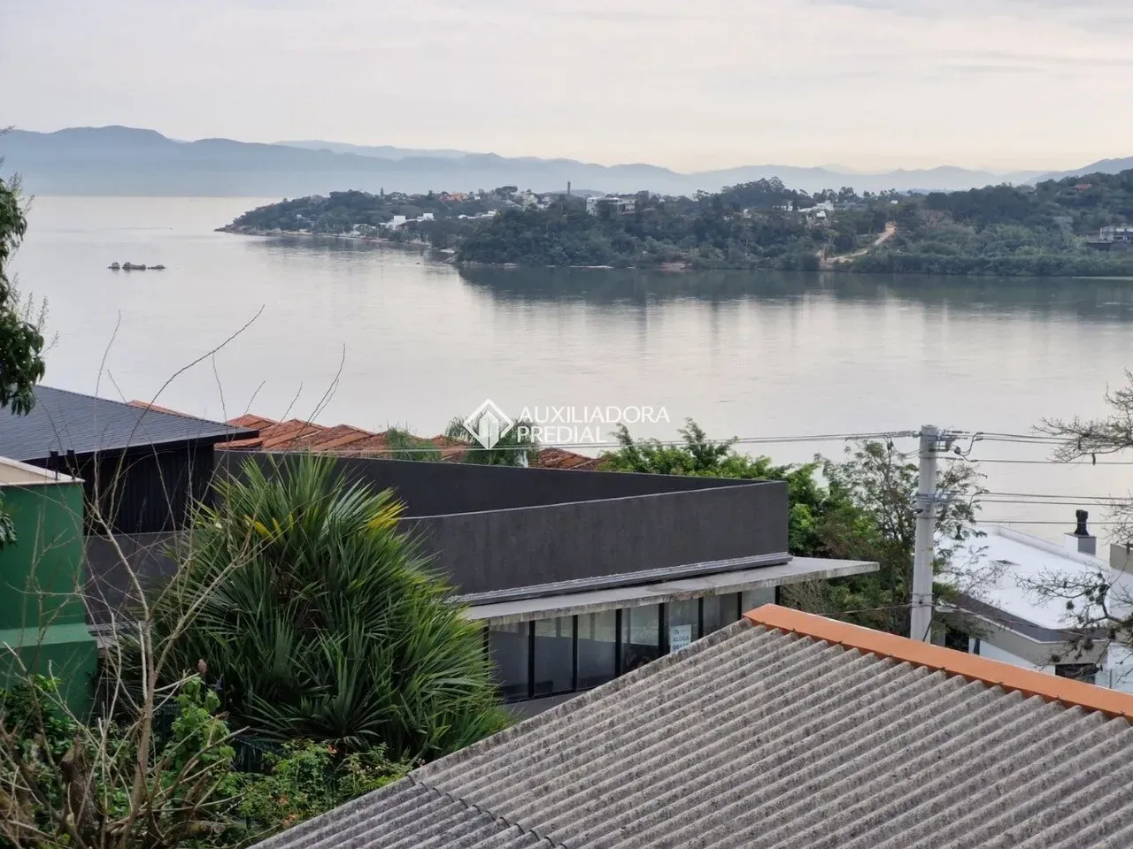 4-bedroom house with a fireplace in Florianópolis — photo 14