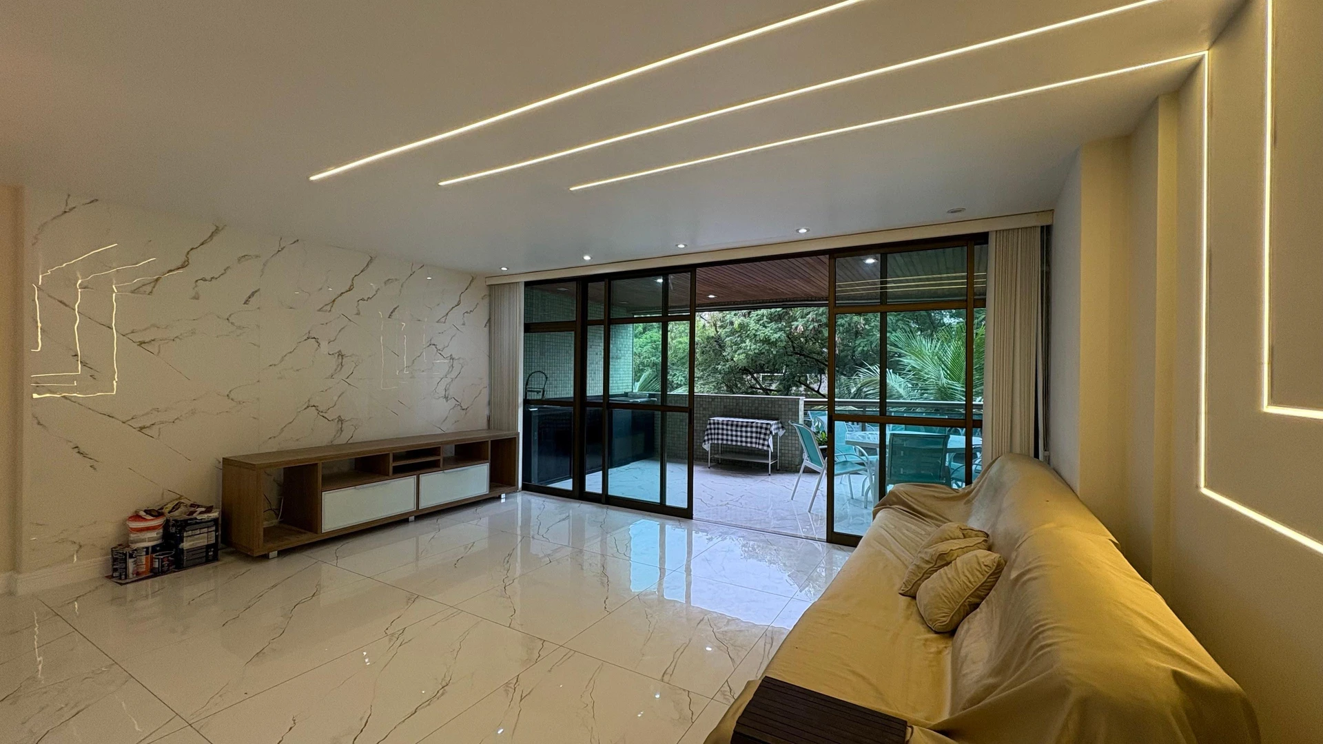 Glass-enclosed balcony in a 3-bedroom apartment, 120 m² — photo 4