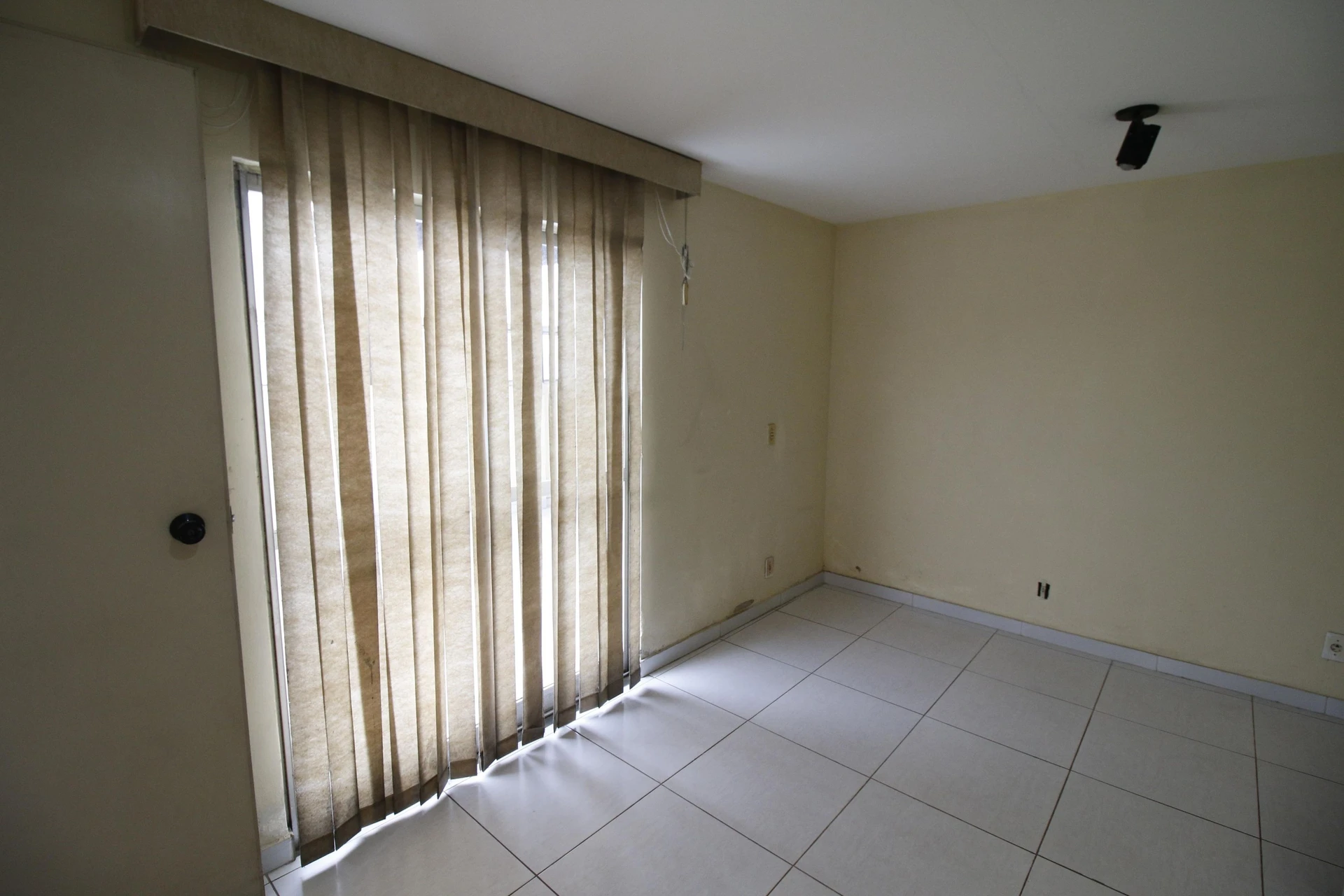 Balcony with a grill in a 3-bedroom apartment, 128 m² — photo 44