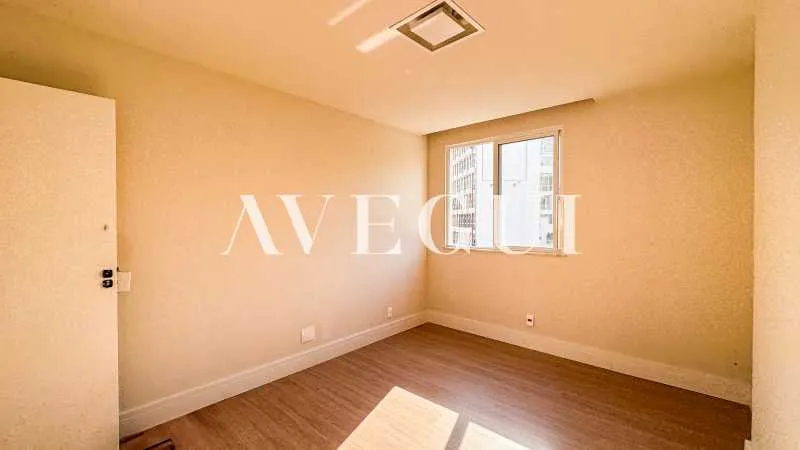 Unfurnished apartment with 4 bedrooms and tall windows — photo 6