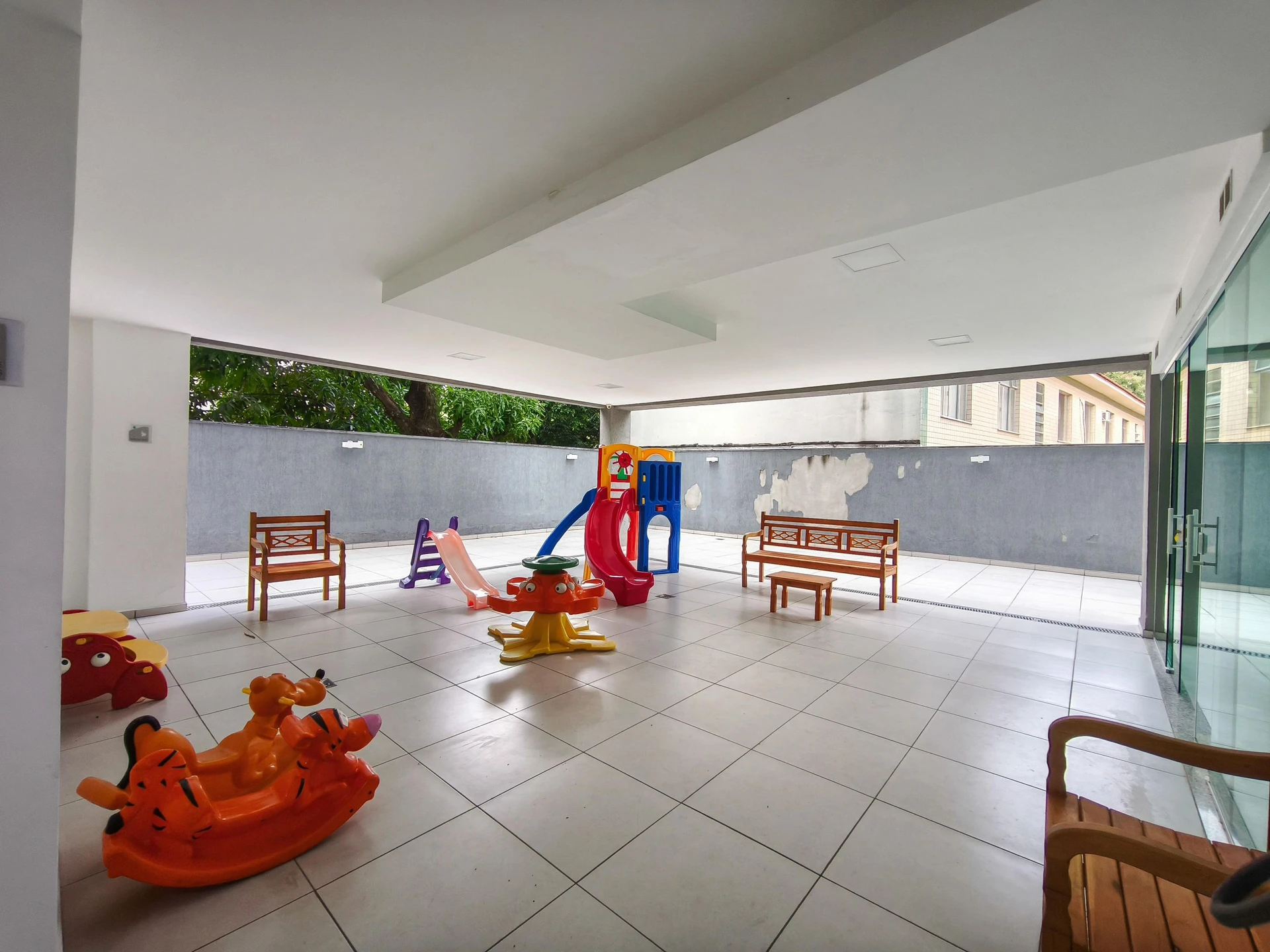 Furnished 2-bedroom apartment with private garden — photo 4