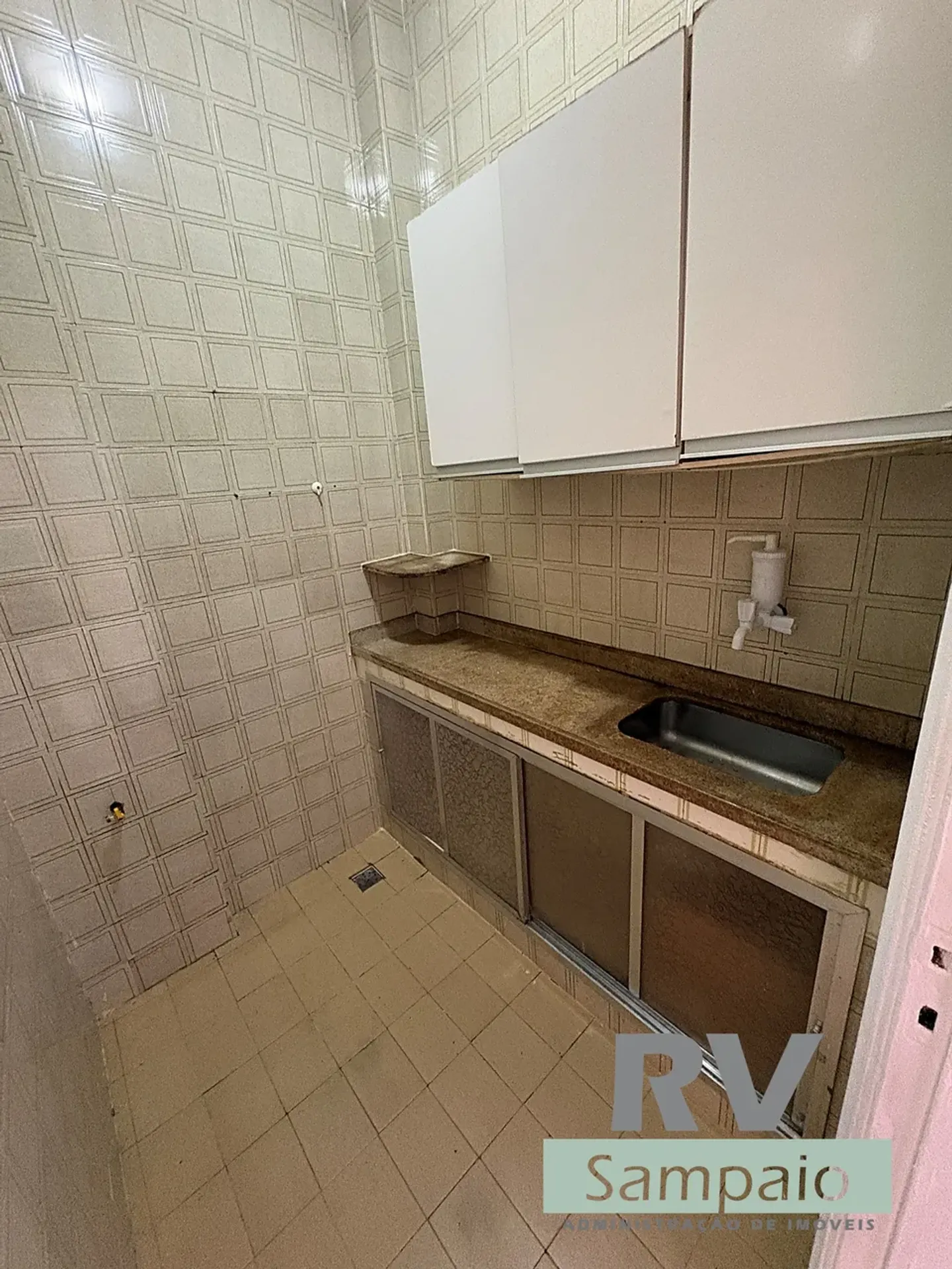 Wood or laminate floors in a one-bedroom apartment, 31 m² — photo 10