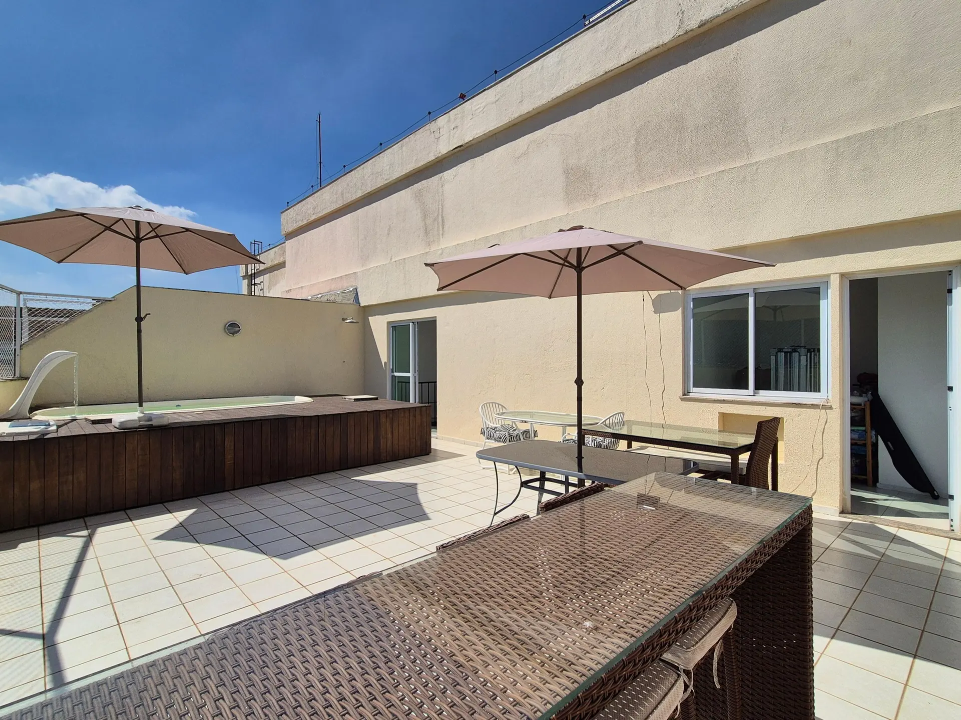 Furnished 2-bedroom apartment with private BBQ — photo 27