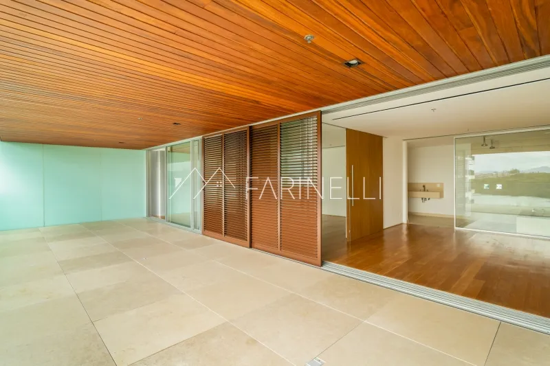 Renovated apartment with a balcony and lake views — photo 3