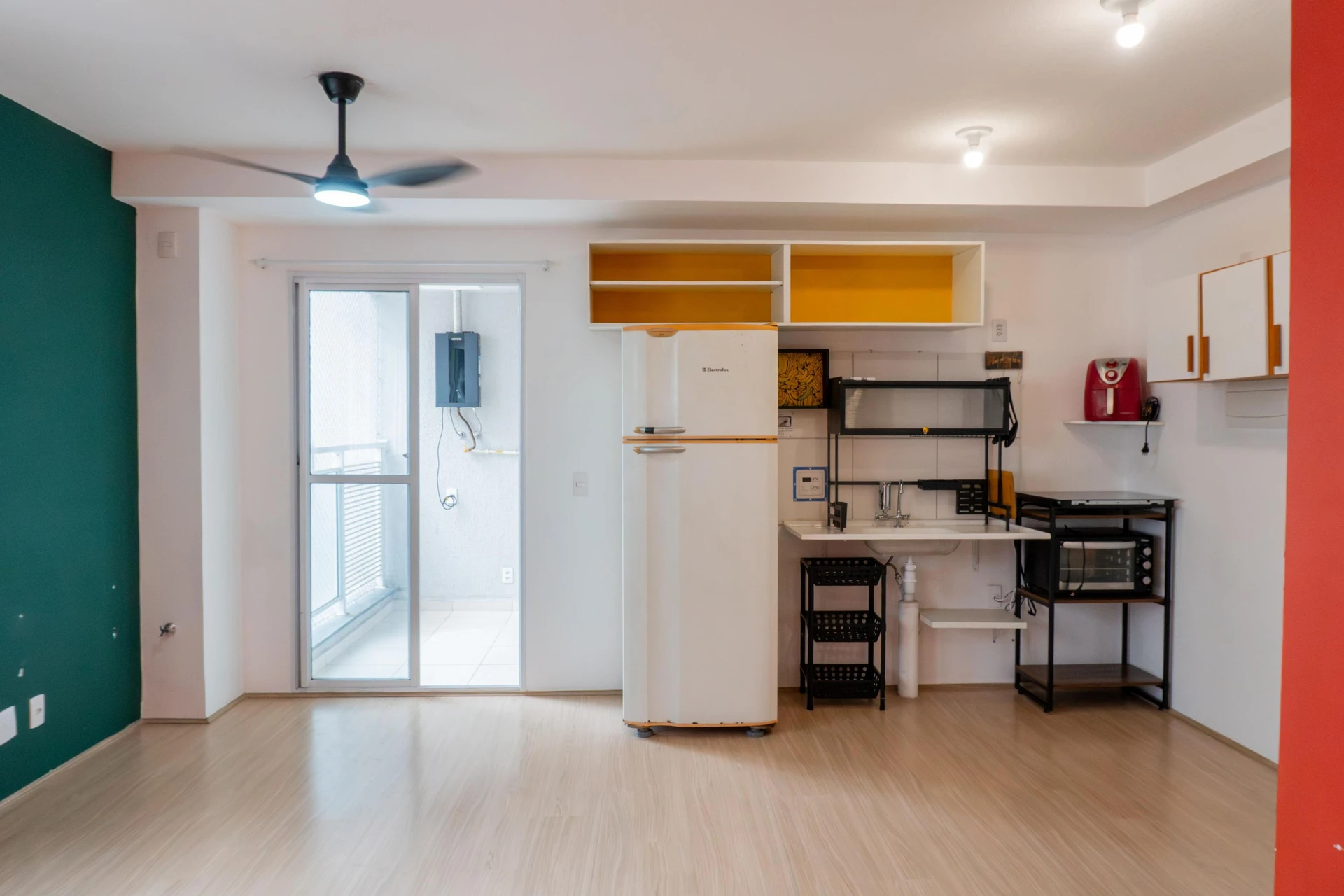 Apartamento mobiliado de 1 quarto com varanda fechada
