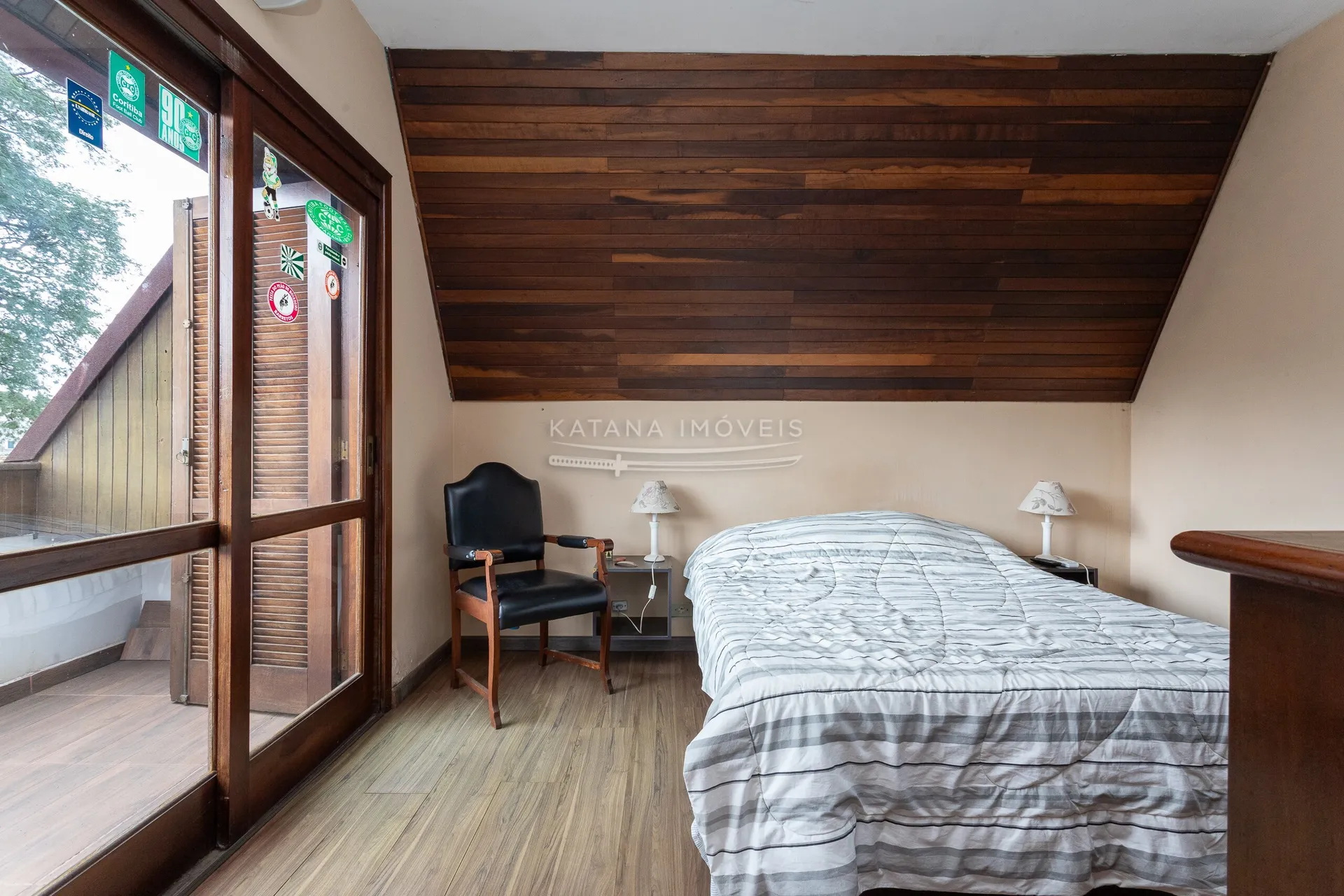House with a closed kitchen and gas stove, 4 bedrooms — photo 14