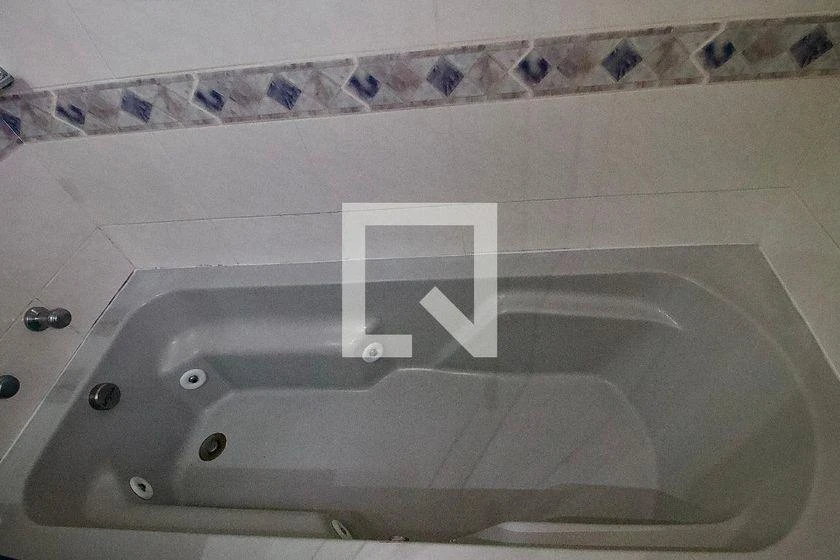 147 m² apartment with a home office and a bathtub — photo 9