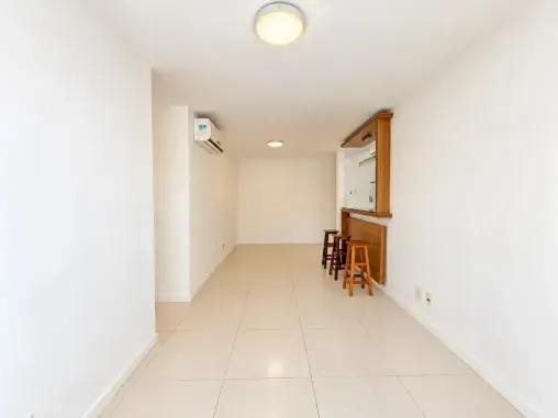 Balcony with a grill in a 3-bedroom apartment, 89 m² — photo 3