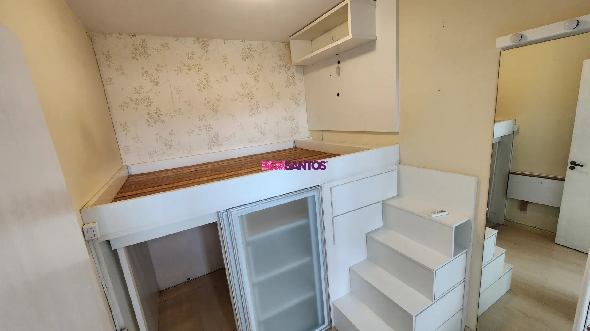 Furnished 4-bedroom apartment with a balcony — photo 40