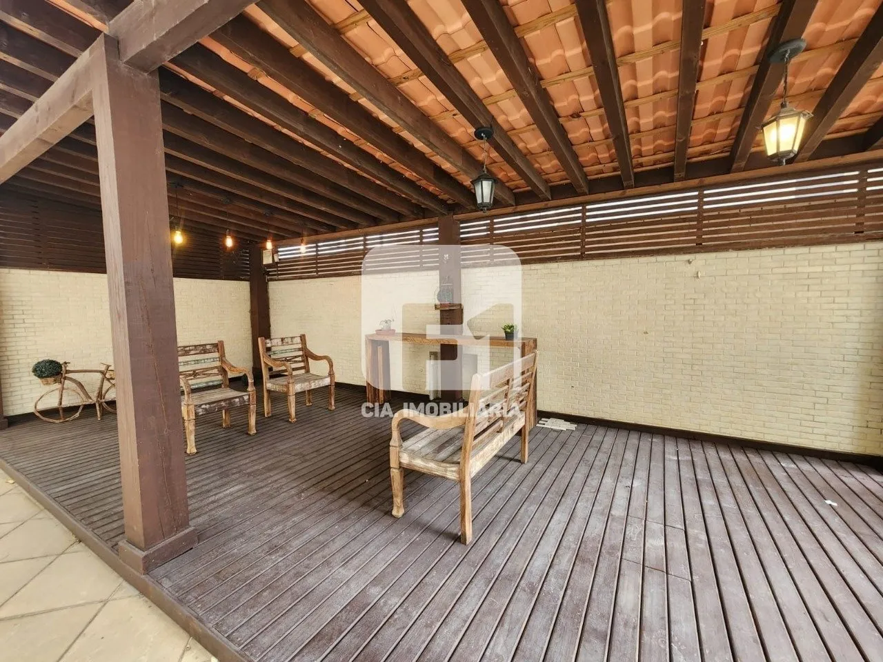Furnished garden apartment with 4 bedrooms and private yard