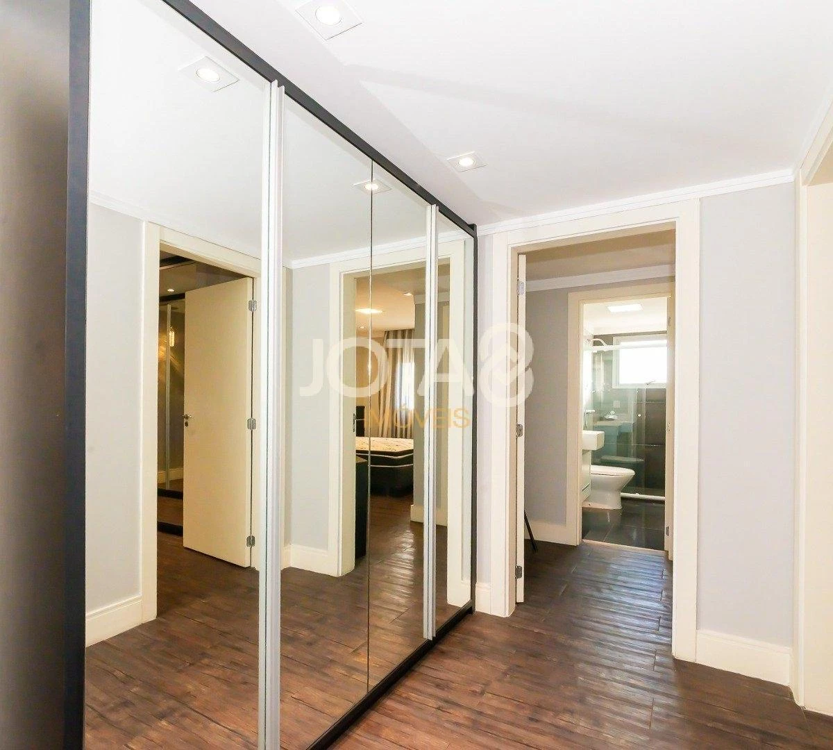 Apartment with 3 en-suite bedrooms and enclosed balcony — photo 37