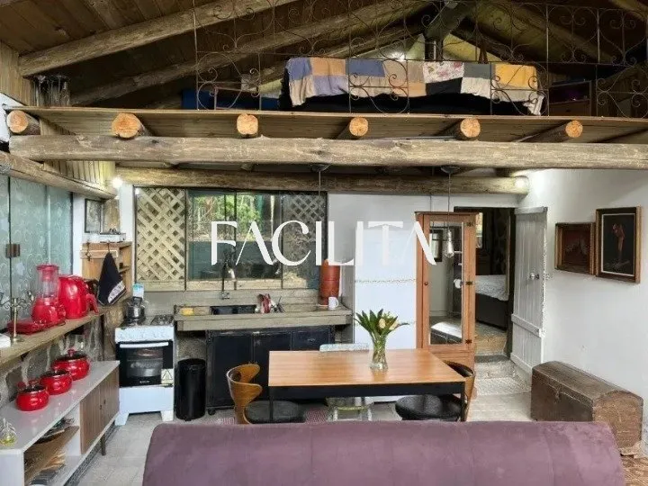 Casa mobiliada com 2 quartos e cozinha integrada