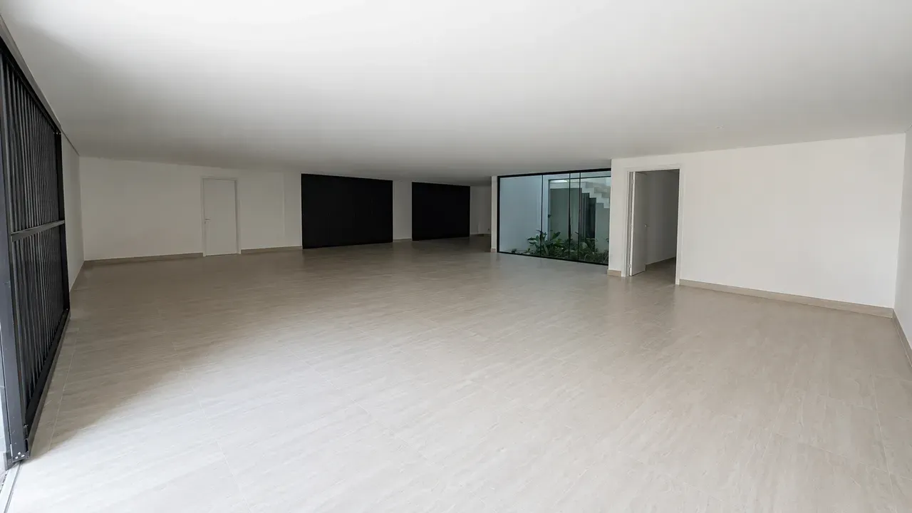 House with 5 bedrooms and floor-to-ceiling windows — photo 24