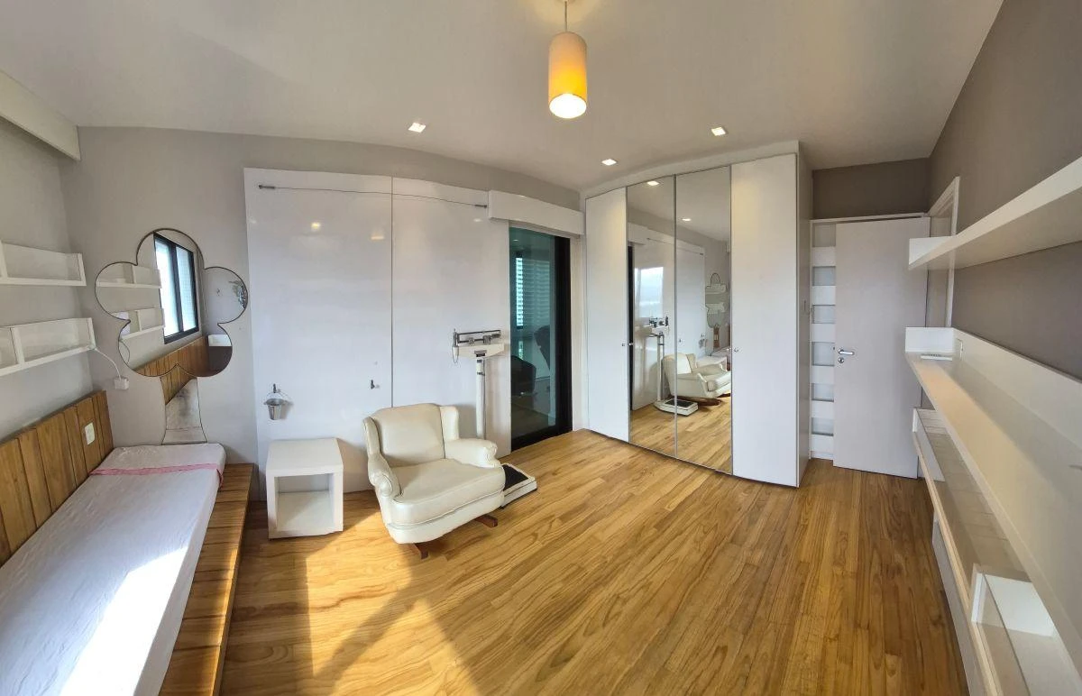 Bathtub in a 5-bedroom apartment, 465 m² — photo 4