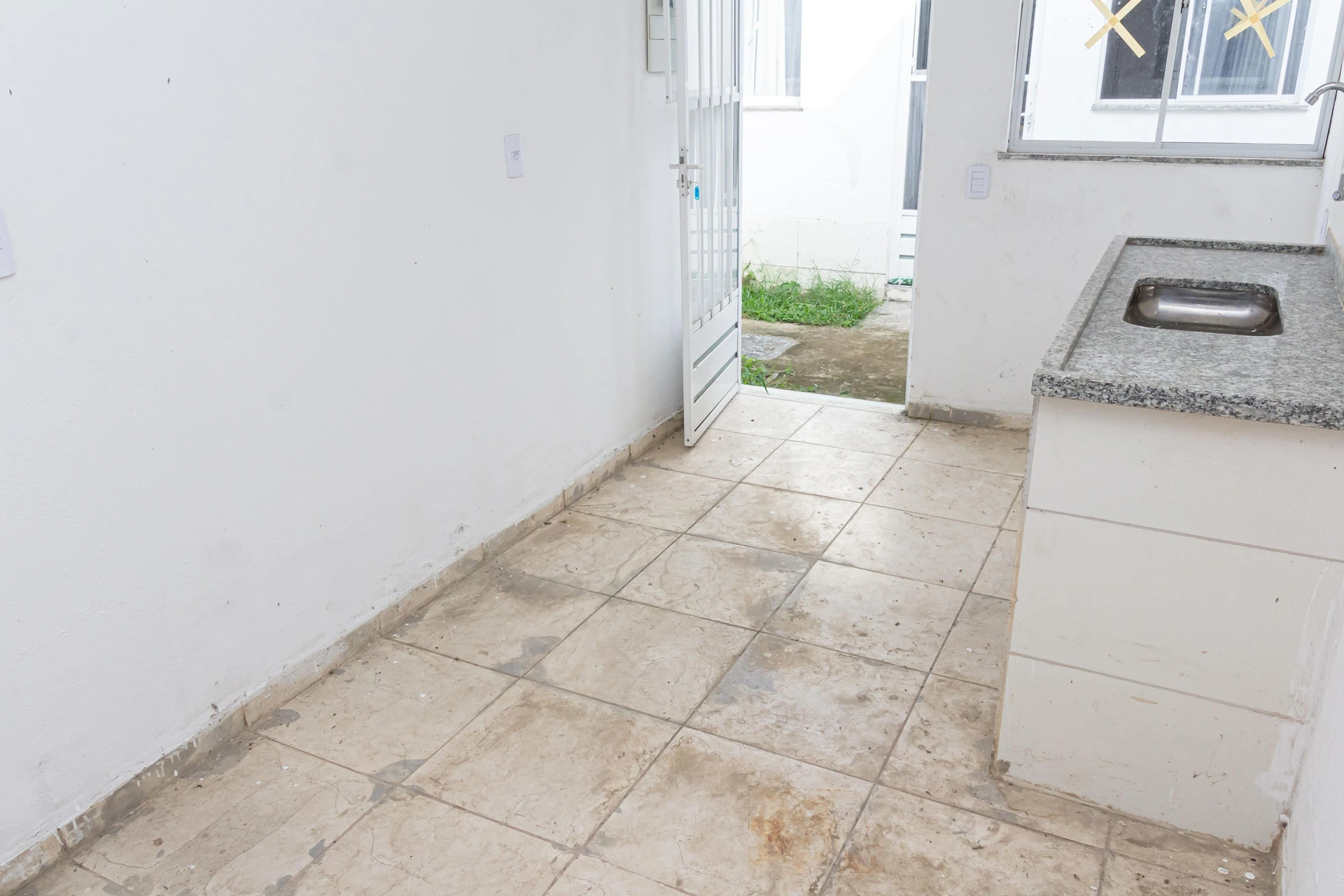 Studio unit with 1 bedroom, ensuite bathroom, private garden — photo 29
