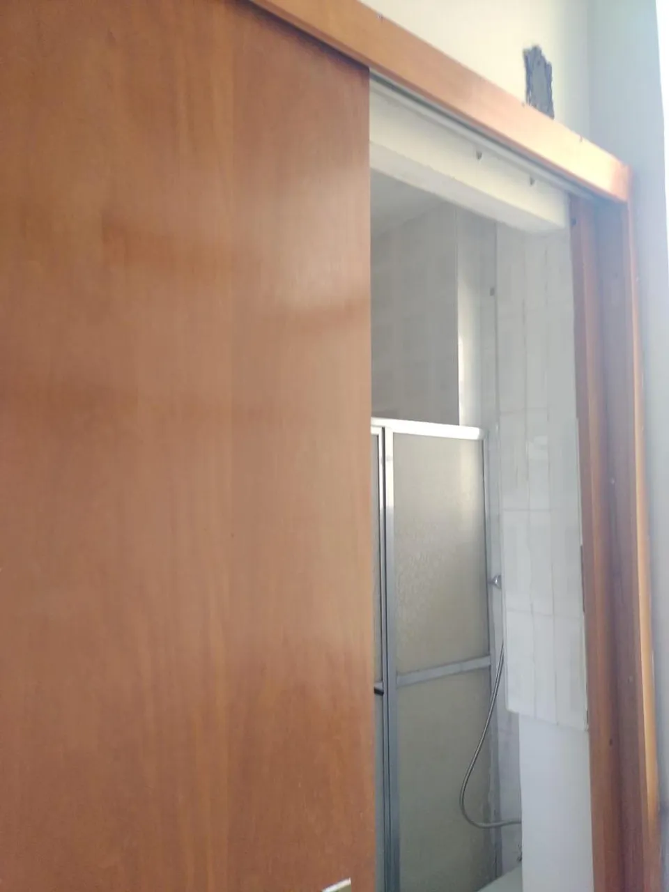 Studio with kitchenette and glass shower enclosure — photo 18