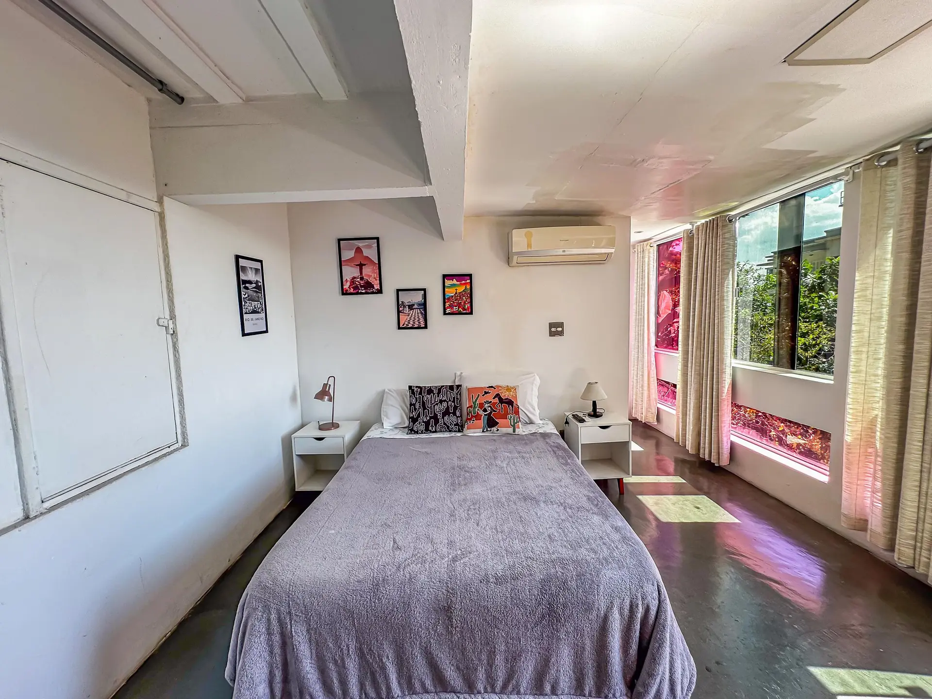 Floor-to-ceiling windows in a 4-bedroom house, 400 m² — photo 47