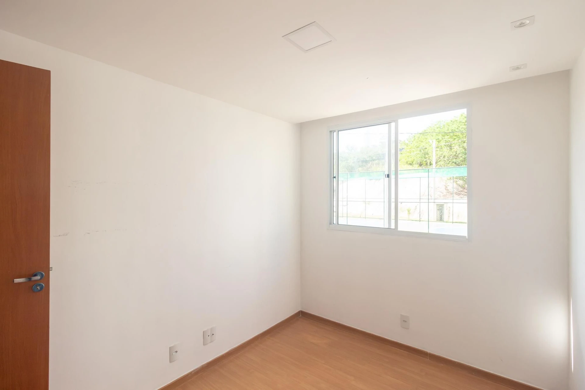 2-bedroom apartment with a laundry area — photo 20