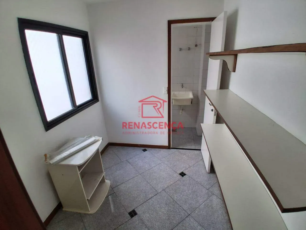 Apartamento sem mobília com 3 quartos, piso de madeira — photo 29
