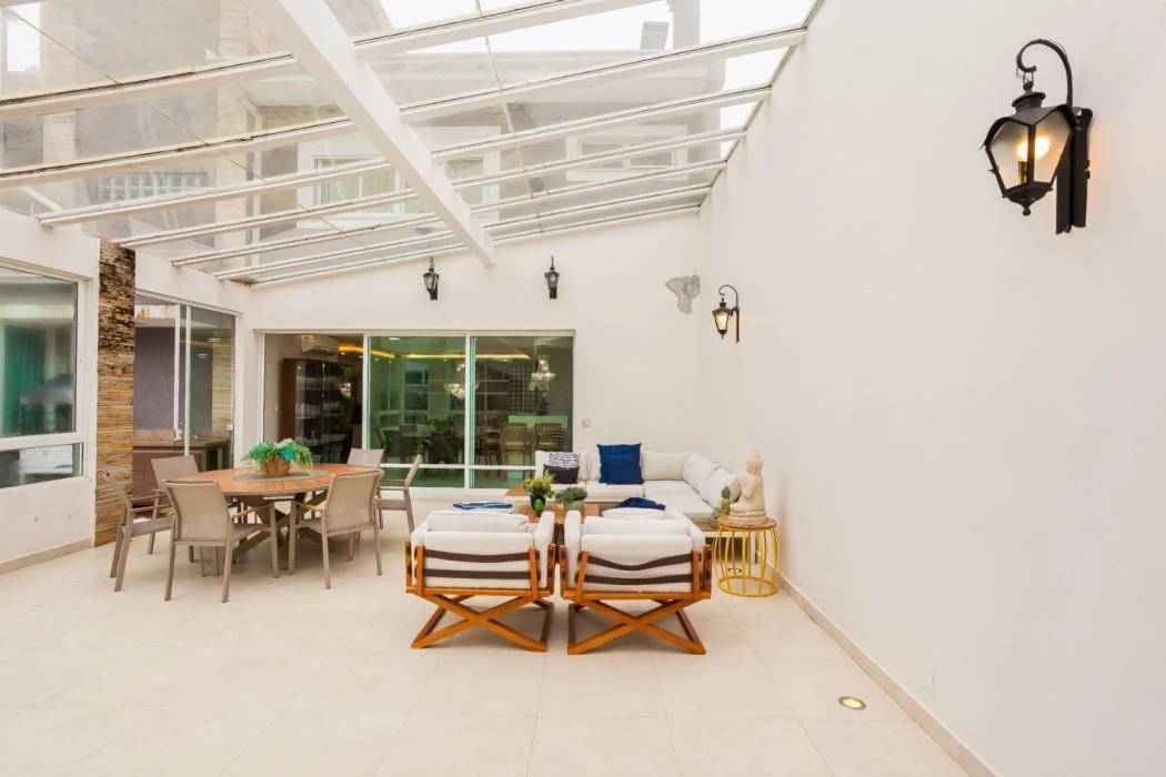 4-bedroom house with floor-to-ceiling windows — photo 9