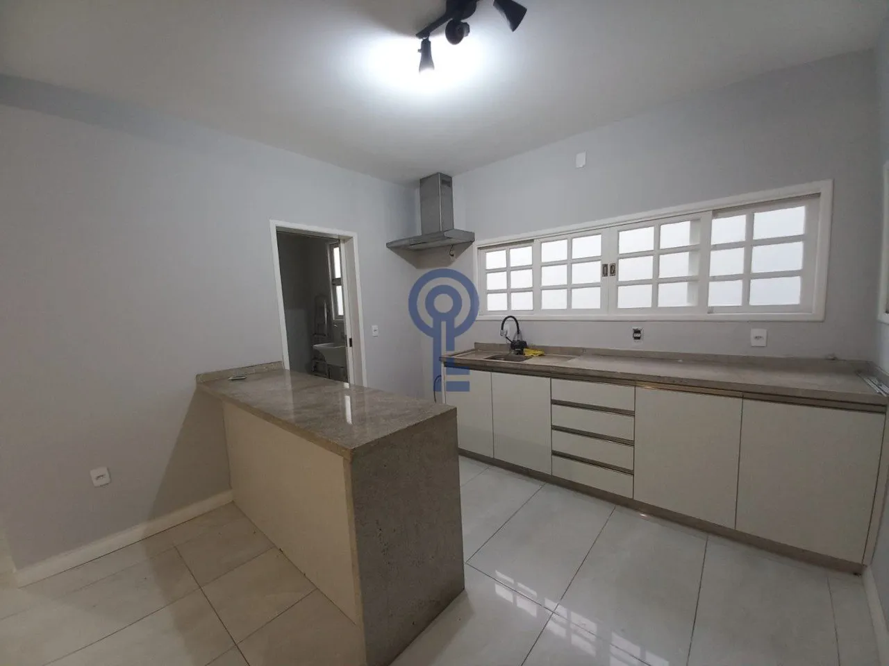 Rental house with 4 bedrooms and an open-plan kitchen — photo 8