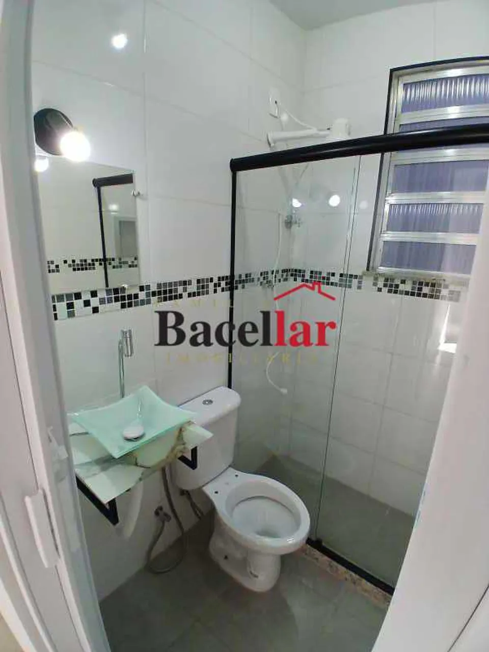 Rental apartment with 2 bedrooms and glass shower enclosure — photo 2