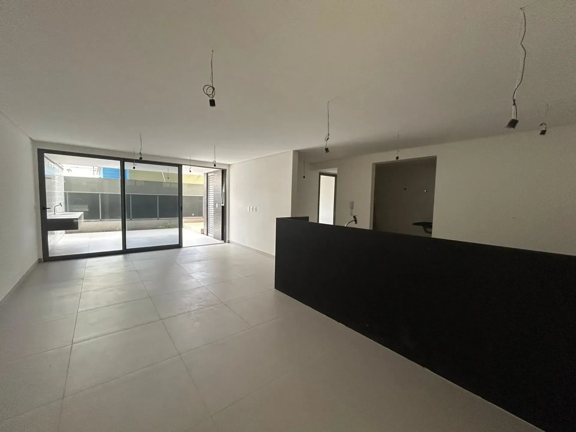 Ground-floor furnished apartment with 3 en-suite suites