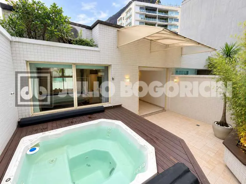 3-bedroom apartment with a park view in Rio de Janeiro — photo 17