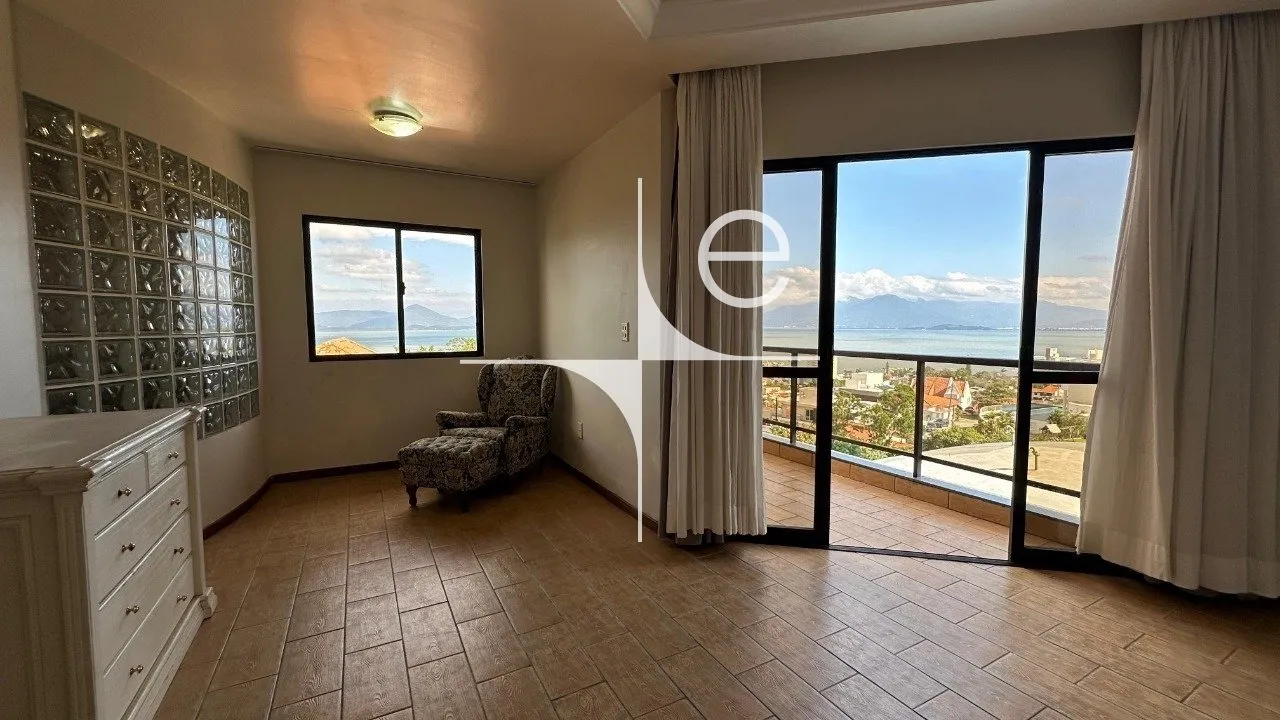 House with 350 m² and 3 en-suite bedrooms, 4 parking