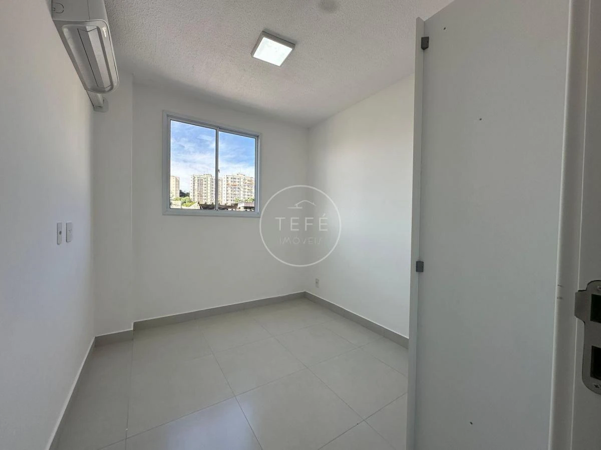 One-bedroom apartment in a building with a pool