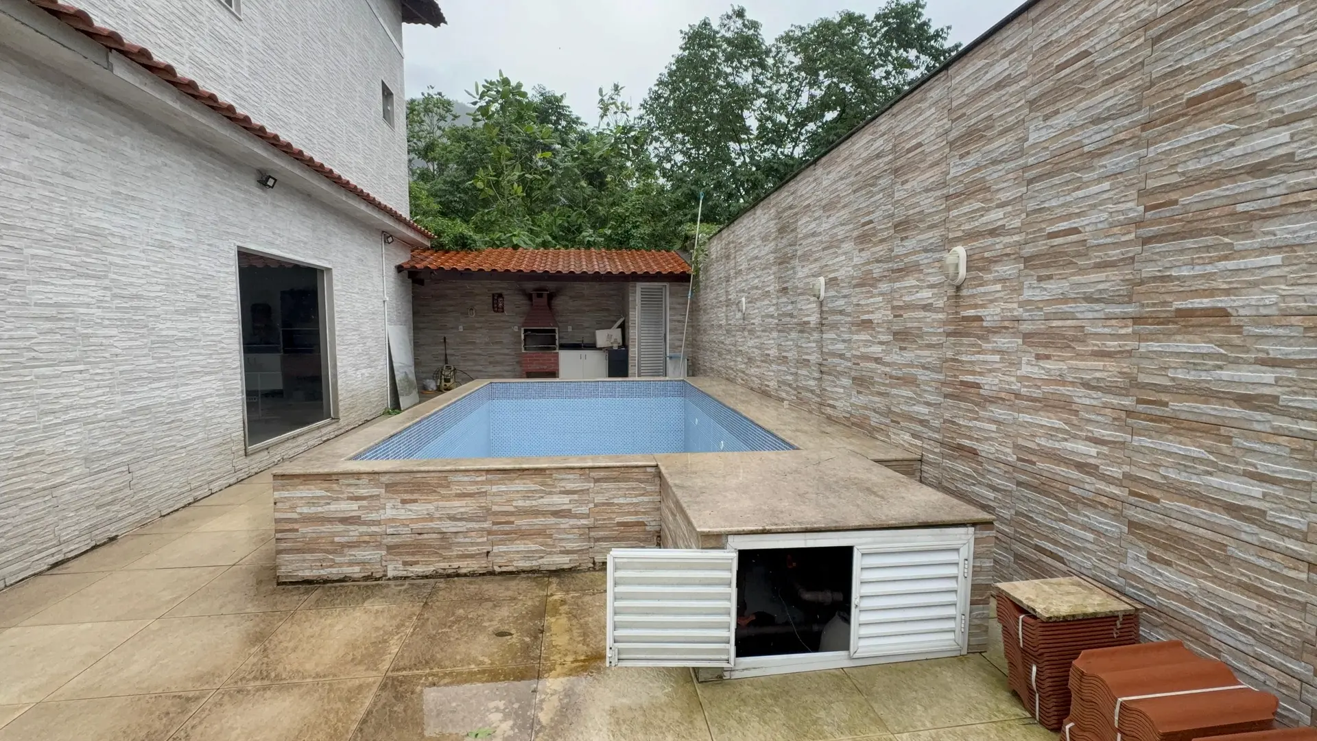 4-bedroom house with a glass-enclosed balcony — photo 45