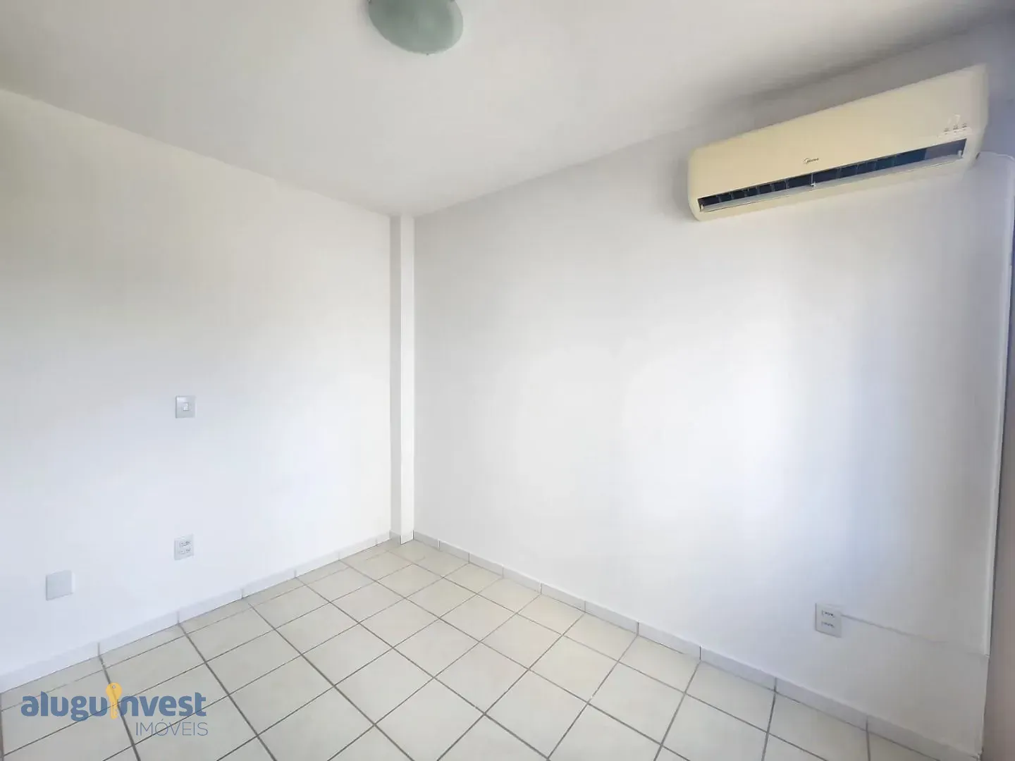One-bedroom apartment in a building with a gym