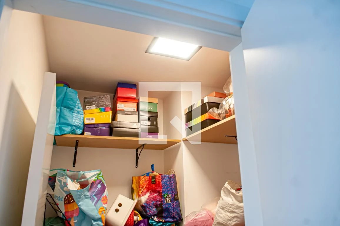 Walk-in closet in a 3-bedroom apartment, 130 m² — photo 39