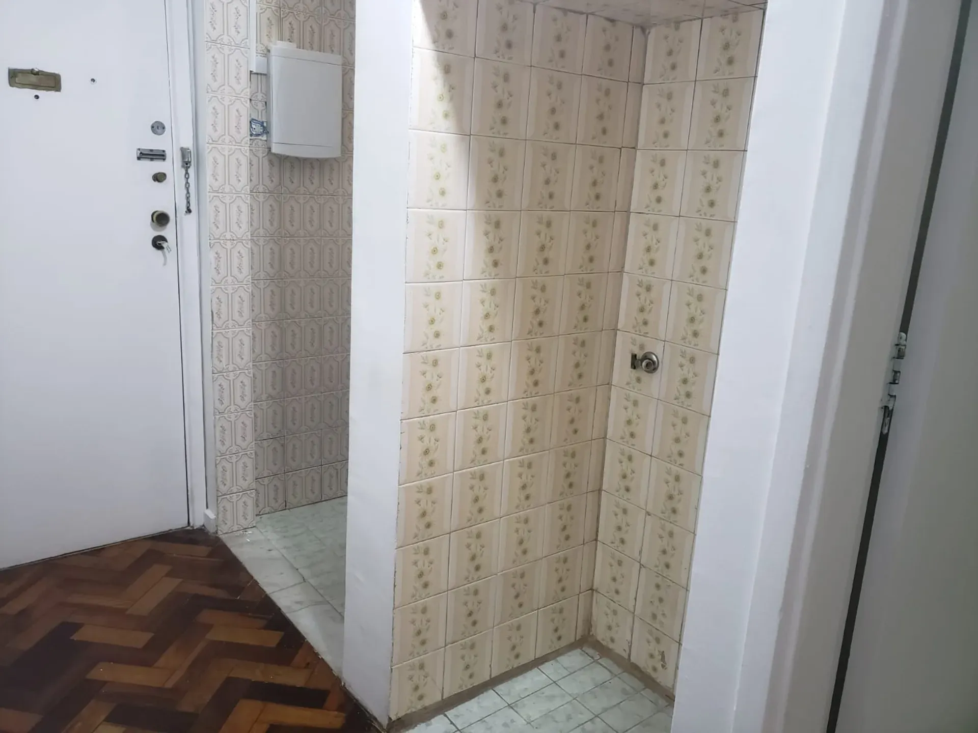 Studio on the 17th floor with wood or laminate floors