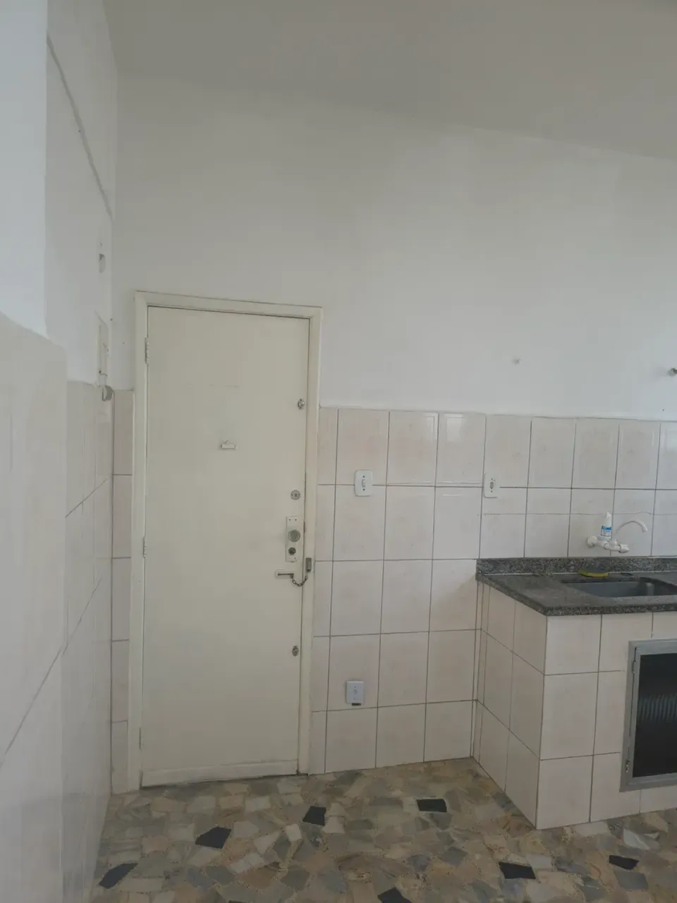 2-bedroom 2-bath apartment with 1 parking space — photo 4