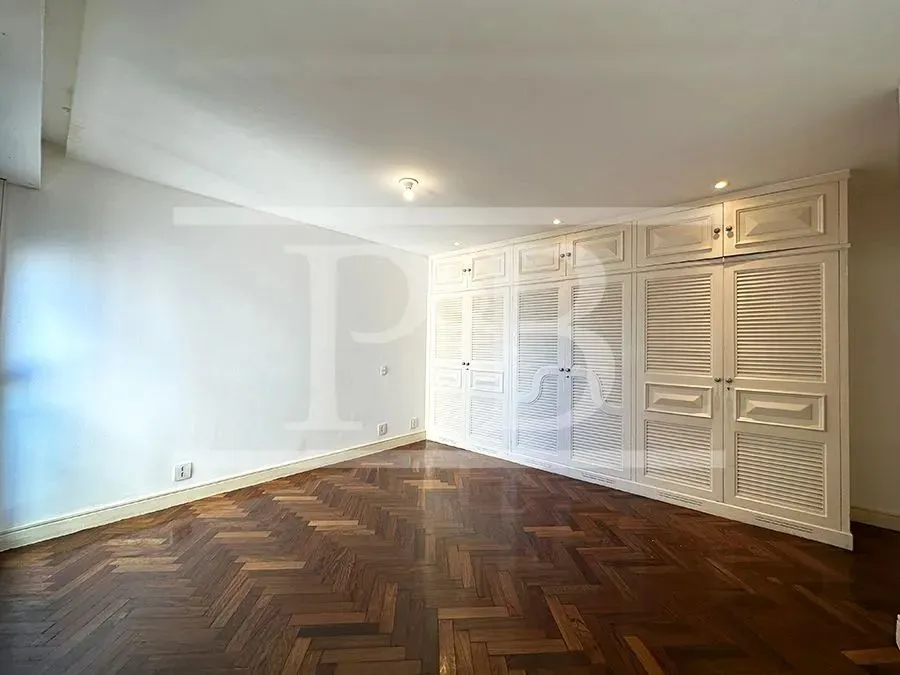 250 m² apartment with 4 bedrooms and a glassed-in balcony — photo 10