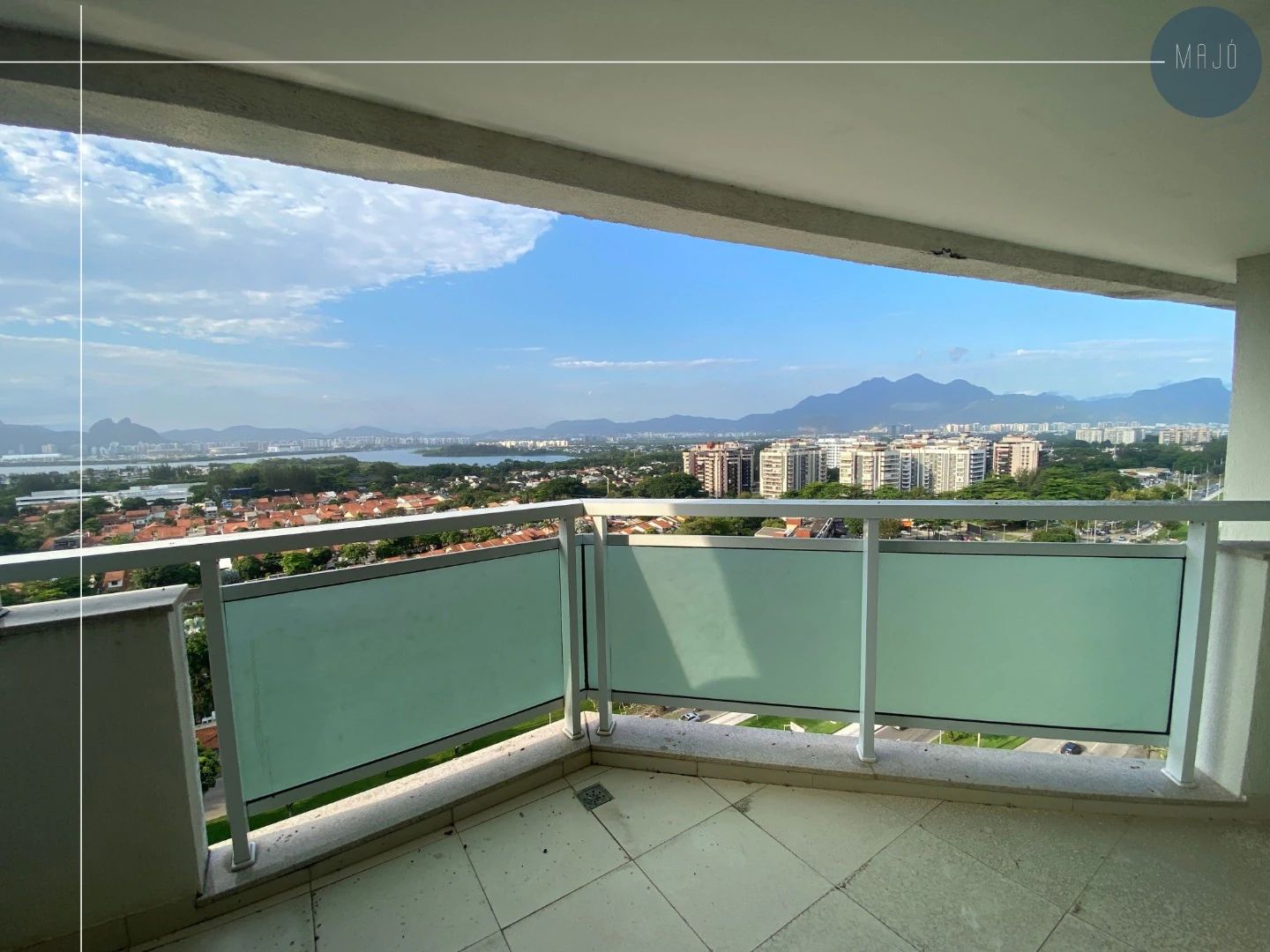 4-bedroom apartment with a mountain view in Rio de Janeiro — photo 10