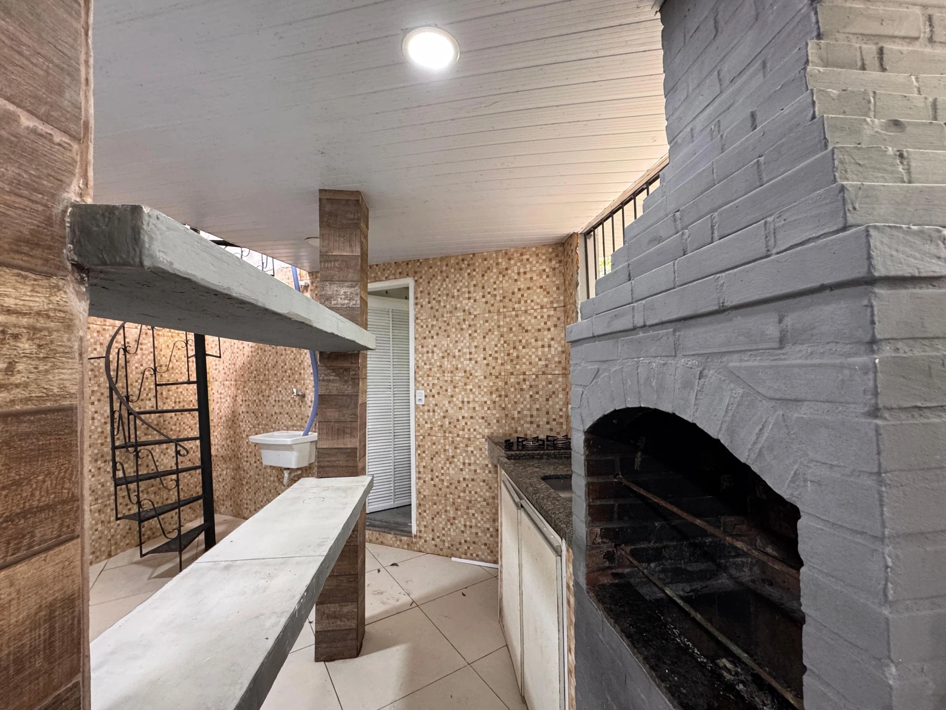 Balcony with a grill in a 2-bedroom house, 165 m² — photo 12