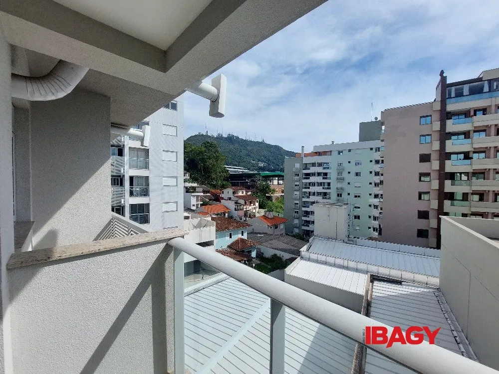 Balcony with a grill in a one-bedroom apartment, 39 m² — photo 26
