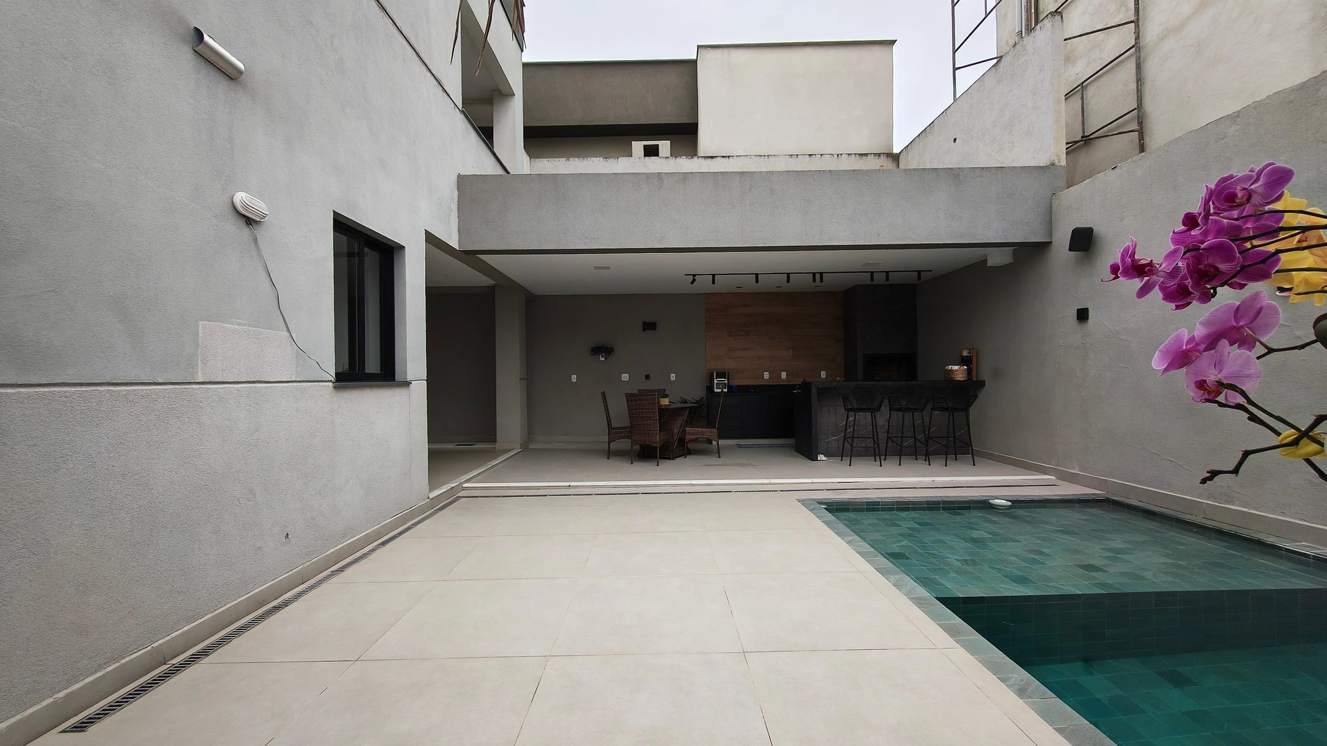 Jacuzzi in a 5-bedroom house, 350 m² — photo 55